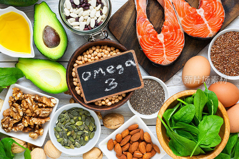 富含omega - 3脂肪酸和健康脂肪的食物。健康生酮和低碳水化合物饮食的饮食理念。俯视图
